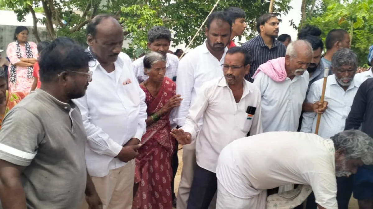 బుచ్చన్న భౌతిక కాయానికి నివాళులర్పించి ఆర్థిక సహాయం అందజేసిన సర్పంచ్ రాజమహేందర్ రెడ్డి